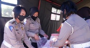 Buka Dapur Umum, Polwan Siapkan Makan Untuk Korban Corona