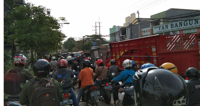 Jalan Romokalisari Yang Menghubungkan Surabaya Ke Gresik Melalui Perbatasan Mandeg Jegrek