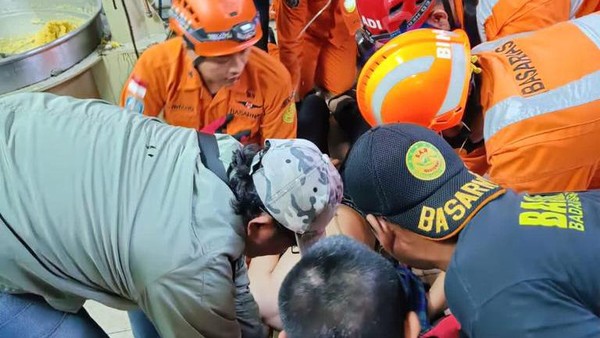 Mereka Yang Tangannya Terjepit Di Mesin Giling Di Pabrik Bakpia Di Sleman Dievakuasi Oleh Basarnas Yogyakarta