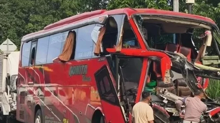 Bus PO Qonita Trans Alami Kecelakaan di Tol Cipularang KM 80