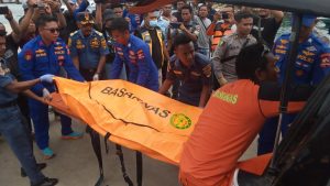 identifikasi-mayat-korban-banjir-bima-di-pantai-pink-beach-ntt-tim-sar-lanjutkan-pencarian-empat-korban-hilang