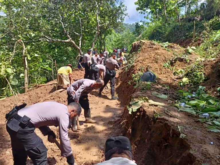 Tanah Longsor di Wonogiri, Talut Sepanjang 20 Meter Ambruk