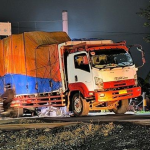 Truk Fuso Patah As di Atas Rel, Evakuasi Cepat Hindari Kecelakaan Kereta