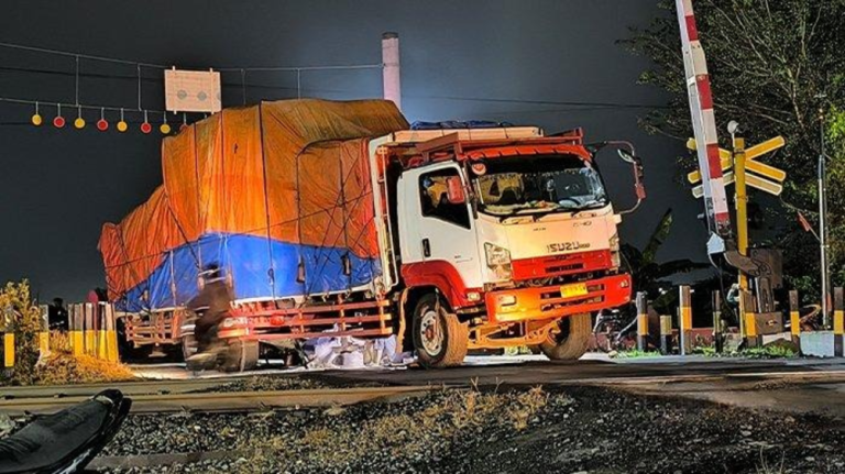 Truk Fuso Patah As di Atas Rel, Evakuasi Cepat Hindari Kecelakaan Kereta