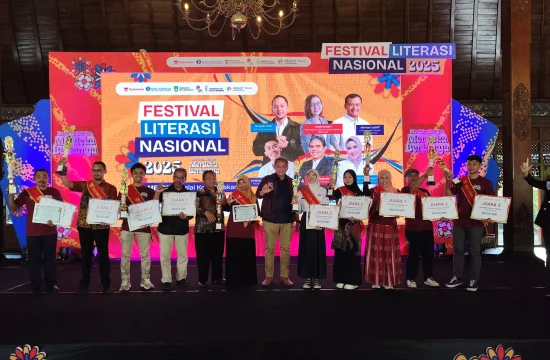 nyalanesia-apresiasi-73-pahlawan-literasi-di-festival-literasi-nasional-2025-solo