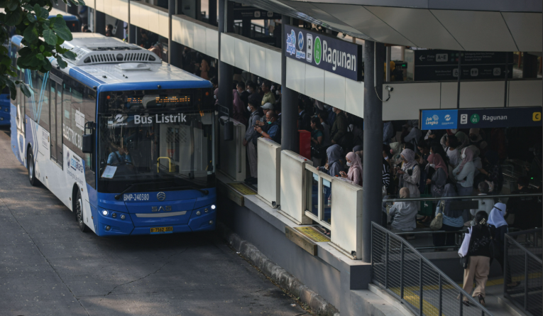 Tarif Rp 1 di HUT Jakarta, Warga Nikmati Transportasi Umum Meski Saldo Menipis