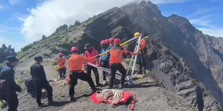 Pendaki Asal Brasil Tewas Terjatuh di Gunung Rinjani, Evakuasi Terkendala