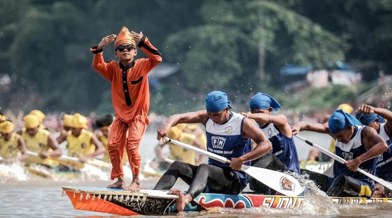 Sosok Dika, Bocah Penari Pacu Jalur yang Viral hingga Mancanegara Berkat 'Aura Farming'