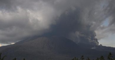 Erupsi Gunung Lewotobi Timbulkan Kegelapan dan Hujan Kerikil di Flores Timur