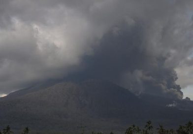 Erupsi Gunung Lewotobi Timbulkan Kegelapan dan Hujan Kerikil di Flores Timur