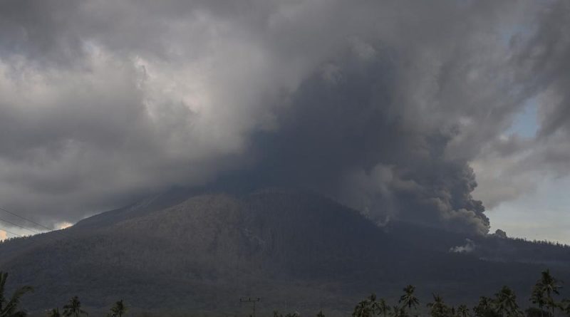 Erupsi Gunung Lewotobi Timbulkan Kegelapan dan Hujan Kerikil di Flores Timur