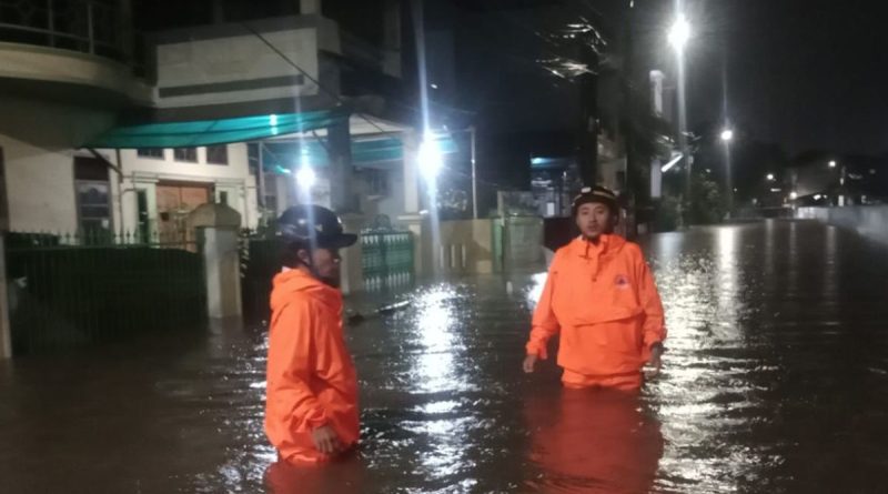 Hujan deras yang melanda wilayah DKI Jakarta sejak Minggu sore hingga malam menyebabkan banjir di sejumlah titik. Berdasarkan laporan Badan Penanggulangan Bencana Daerah (BPBD) DKI Jakarta, genangan air tercatat melanda 53 Rukun Tetangga (RT) dan empat ruas jalan, berdasarkan pemantauan hingga pukul 18.00 WIB.