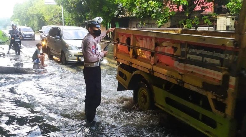 Banjir Genangi Puri Kembangan Motor Gagal Melintas Menuju Tangerang