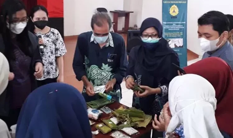 MENCOBA PRODUK : Warga mencoba panganan olahan berbahan baku tempe karya inovasi Dekan Fakultas Biologi UKSW Dra Lusiawati Dewi MSc, di CFD Jalan Slamet Riyadi Solo. (suaramerdekasolo.com/Surya Yuli)